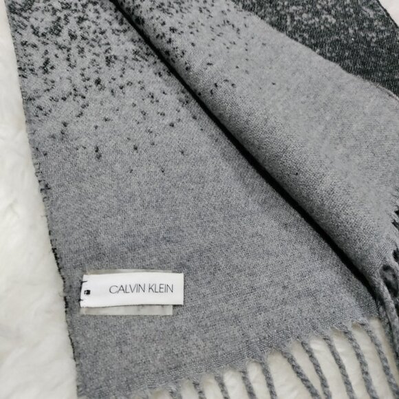 Calvin Klein Gray Preppy Ombre Unisex Fringe Hem Neck Warmer Shawl Scarf - Picture 8 of 12